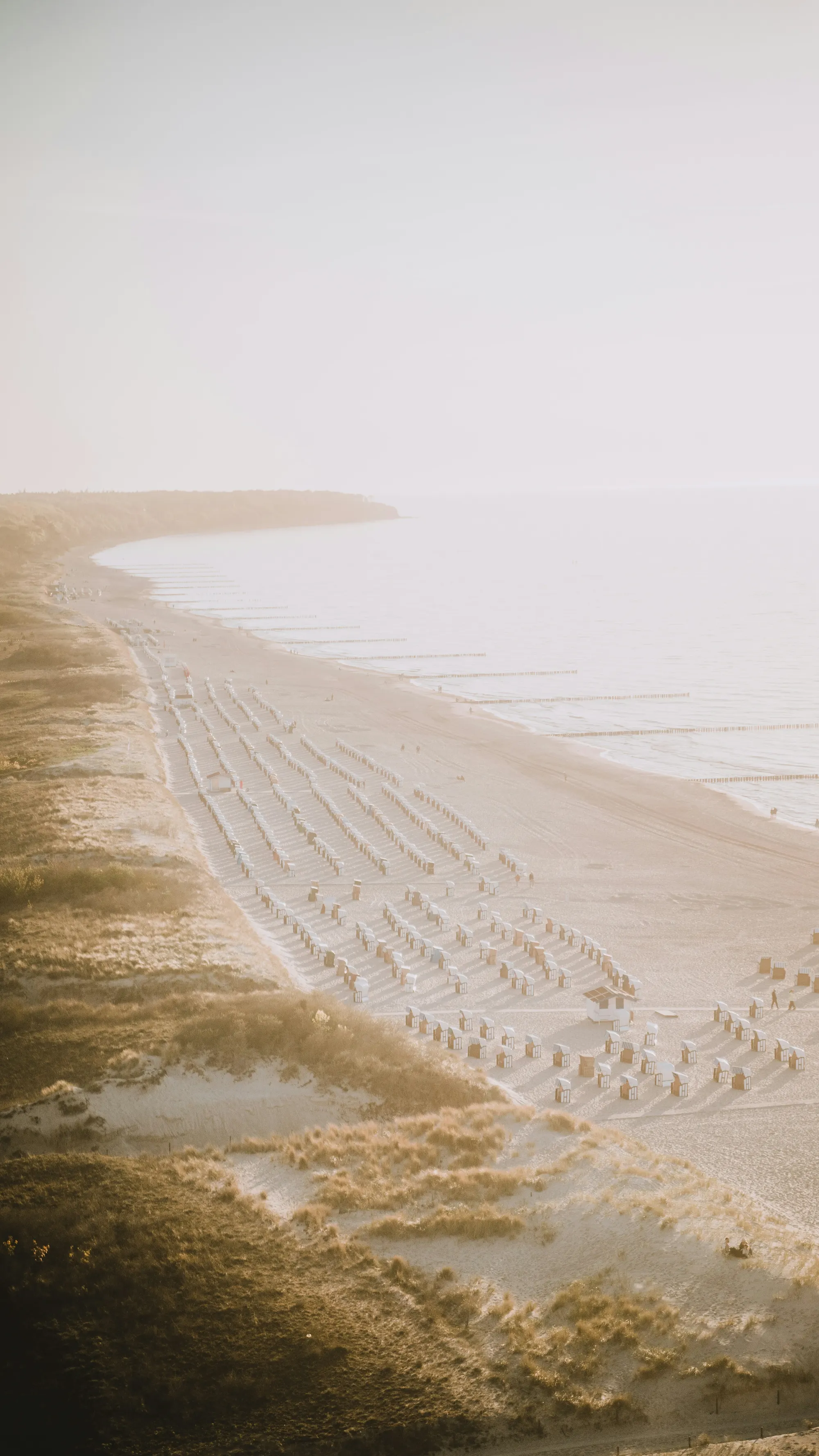 Strandkörbe am Ostseestrand aus der Vogelperspektive