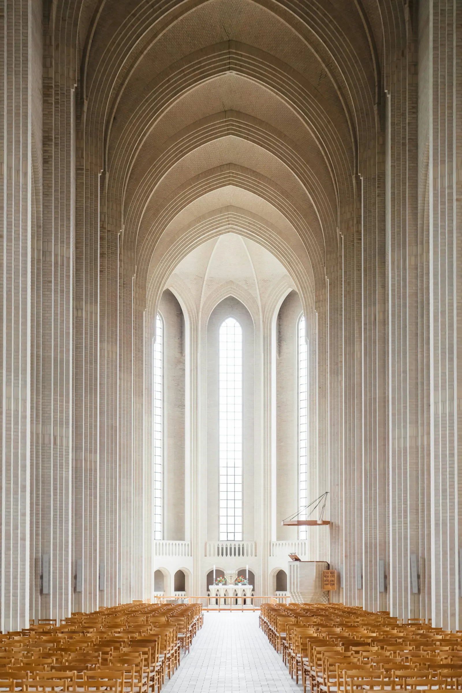 Lichtdurchflutetes Kirchenschiff mit hohen Bogenfenstern