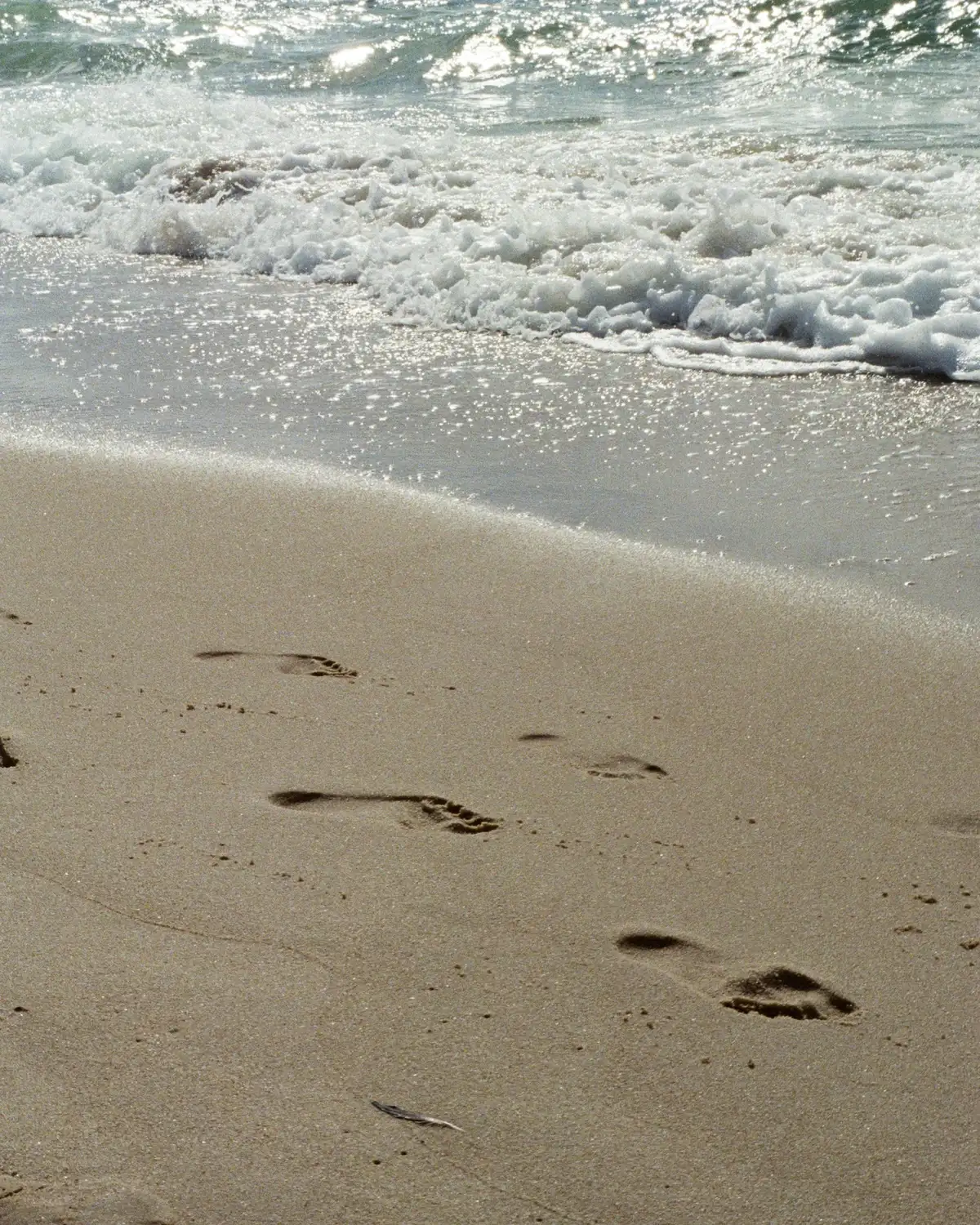 Weiter Sandstrand mit Wellensaum