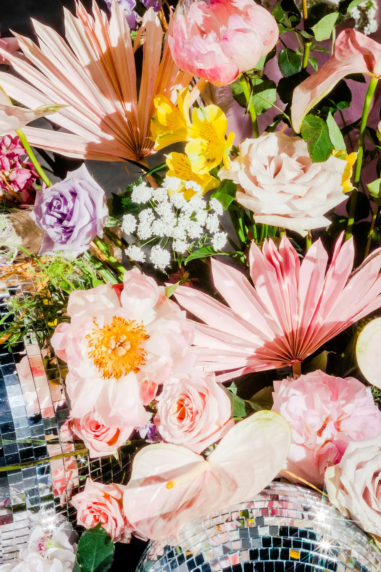 Blumen und Discokugeln im Sonnenlicht