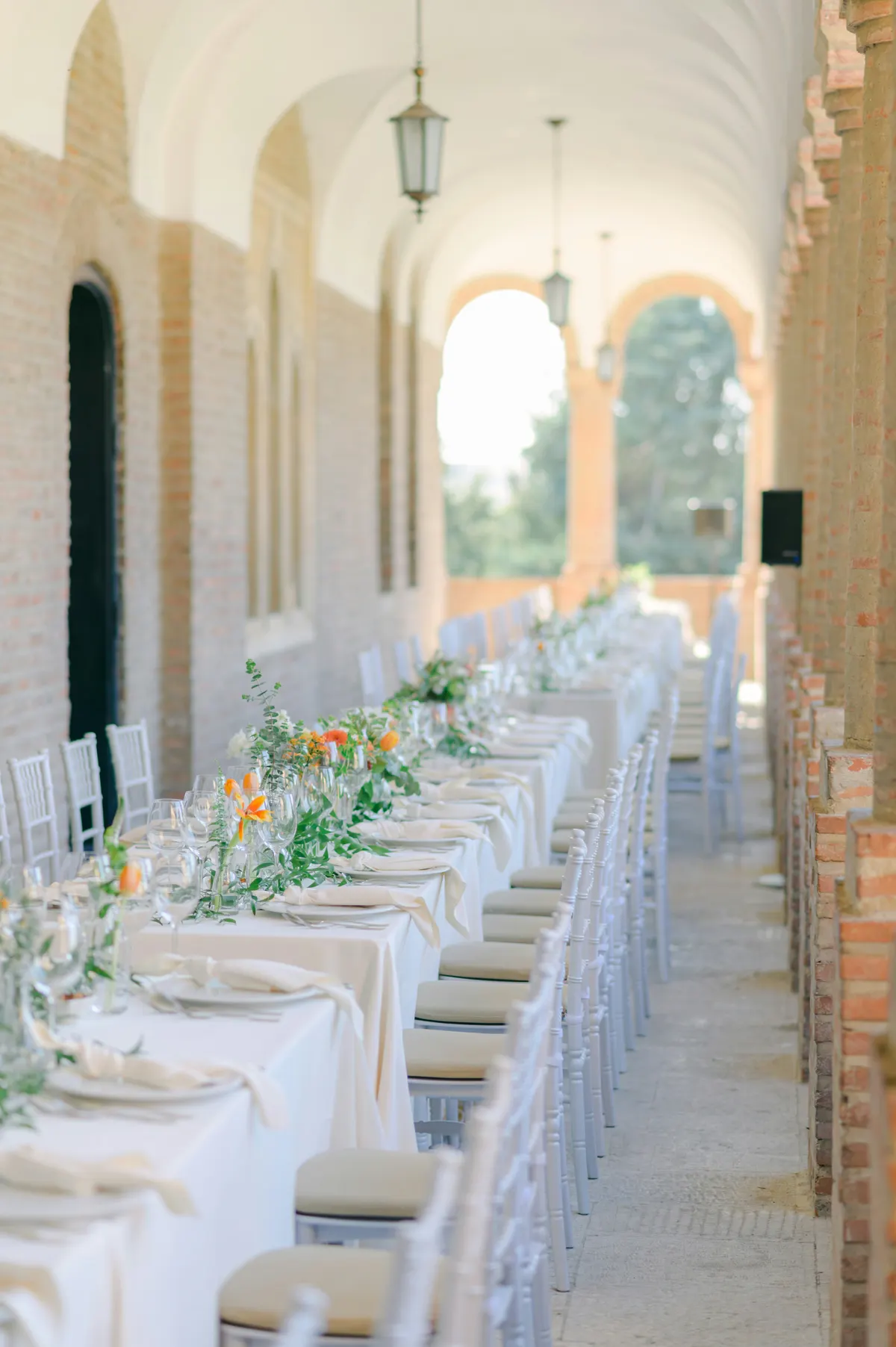 Lange festliche Tafel mit Blumen