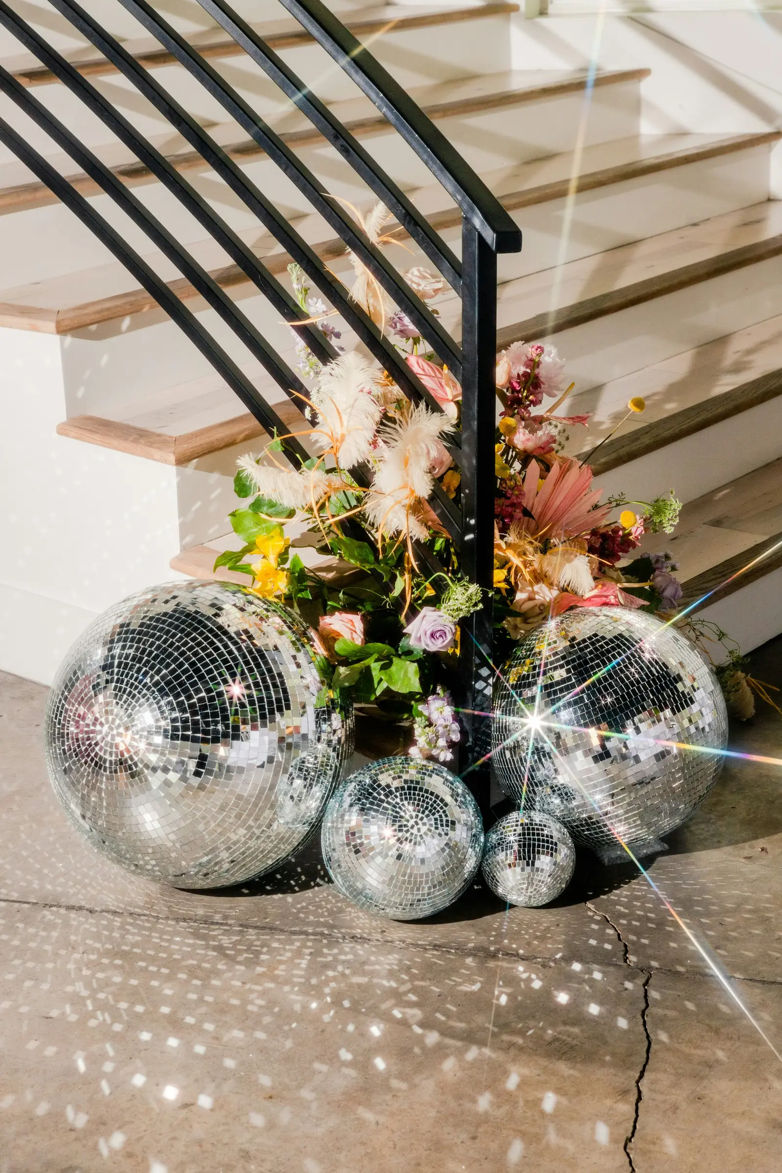 Treppenaufgang der Villa mit Discokugeln und Blumen